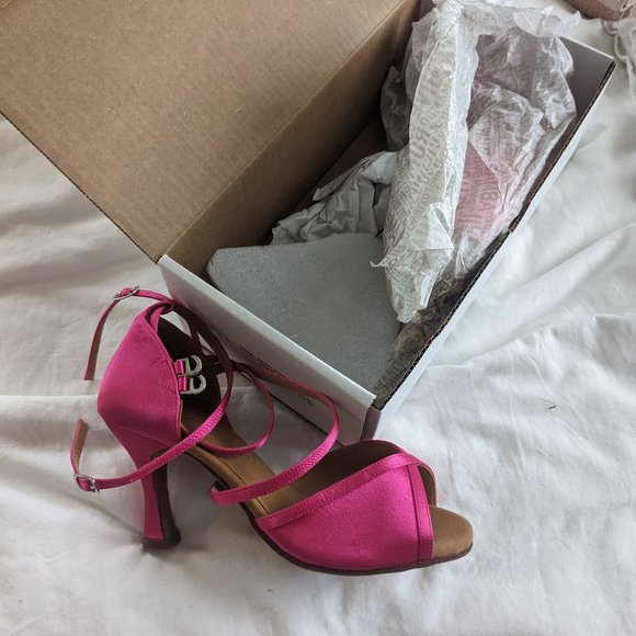 NWT Very Fine Shoes Pink Salsa Shoe - Picture 1 of 6